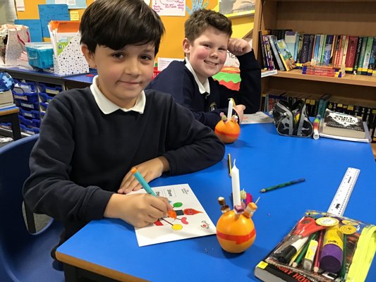 Image of Learning about how the Christingle symbolises Advent